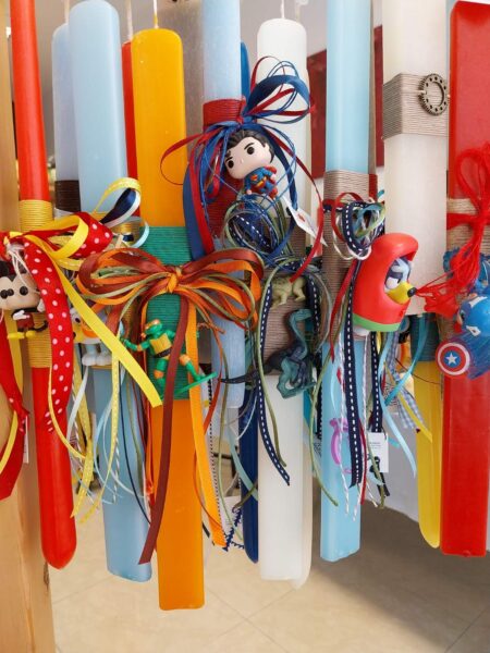 Πασχαλινές αγορές: Πόσο θα κοστίσουν τα δώρα για το βαφτιστήρι – Οι τιμές σε λαμπάδες και πασχαλινά αυγά