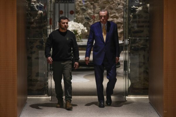 Στην Κωνσταντινούπολη ο Ζελένσκι για συνομιλίες με τον Ερντογάν