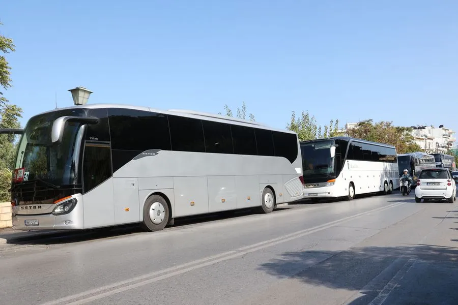 Σήμα αγωνίας λόγω πολέμου από τα τουριστικά λεωφορεία