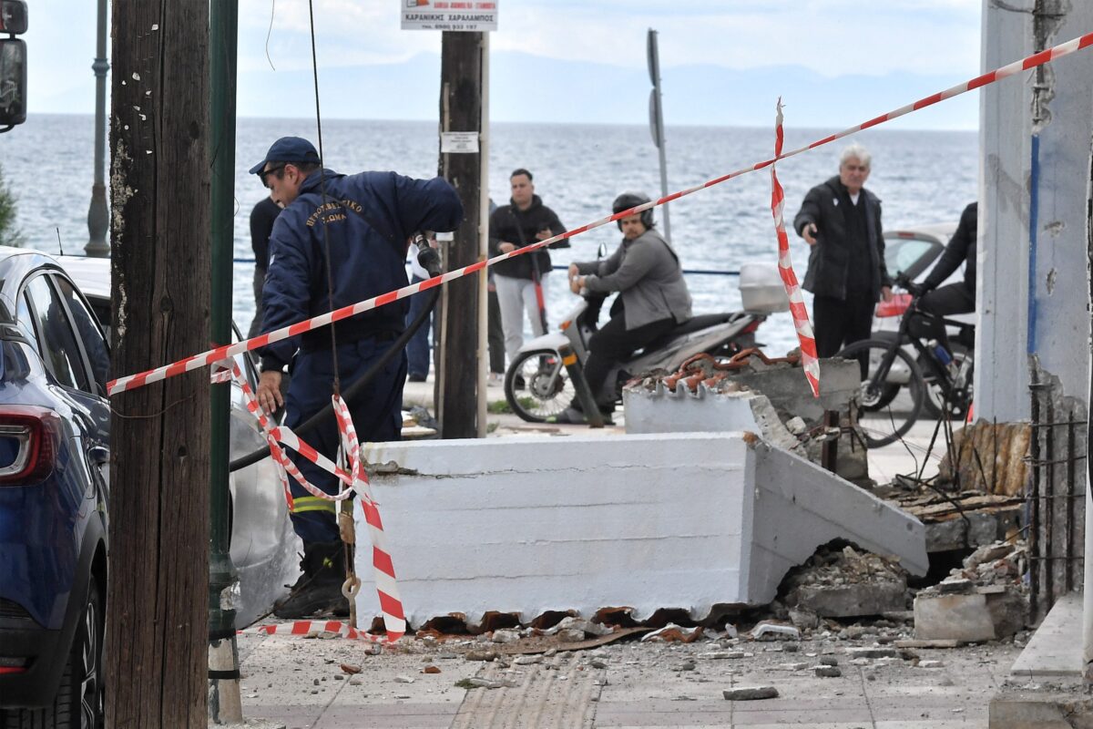 Τραγωδία στην Κόρινθο: Μπαλκόνι συνέθλιψε 43χρονη γυναίκα – Από την κατάρρευση τραυματίστηκε το ένα παιδί της