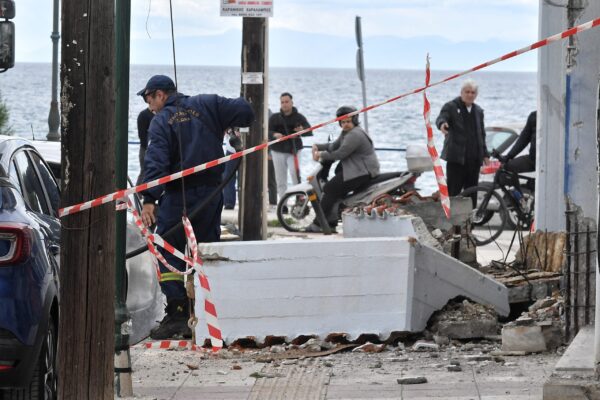 Τραγωδία στην Κόρινθο: Μπαλκόνι συνέθλιψε 43χρονη γυναίκα – Από την κατάρρευση τραυματίστηκε το ένα παιδί της