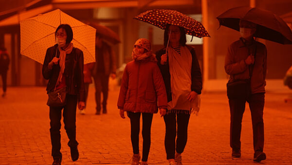 «Πορτοκαλί» ουρανός στην Ευρώπη – Πώς η σκόνη από τη Σαχάρα πλήττει την υγεία, την οικονομία και το περιβάλλον