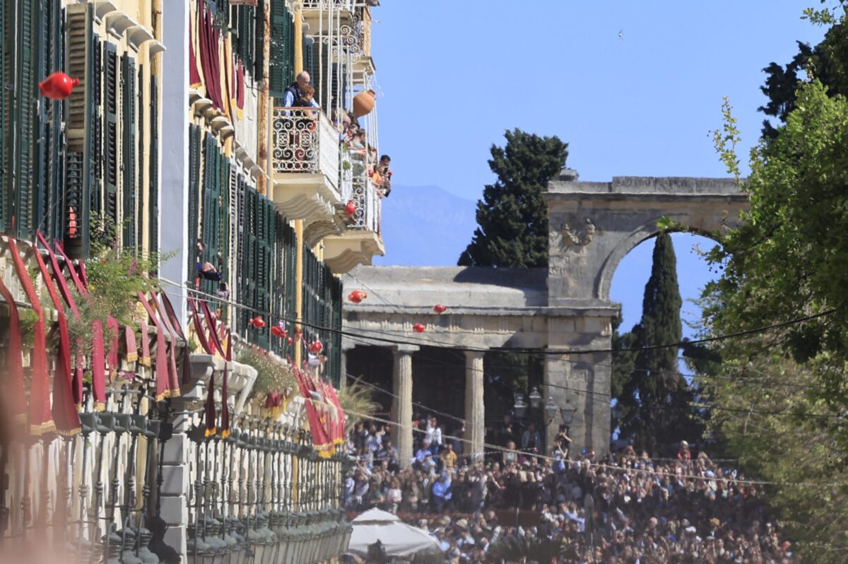 Προορισμοί κατάνυξης για Πάσχα στην Ελλάδα: Από την Πάτμο και τα Μετέωρα έως τα ζωντανά έθιμα της Κέρκυρας