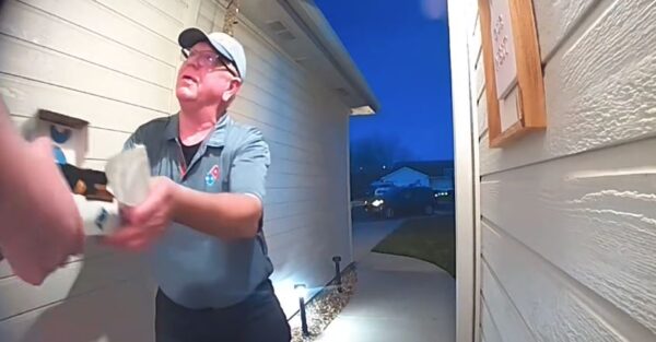 Η απλή κίνηση ενός 68χρονου ντελιβερά που του χάρισε «φιλοδώρημα» 40.000 δολαρίων