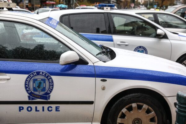 Άρπαξαν αλυσίδα από τον λαιμό πεζού στο Πέραμα και συνελήφθησαν μετά από καταδίωξη