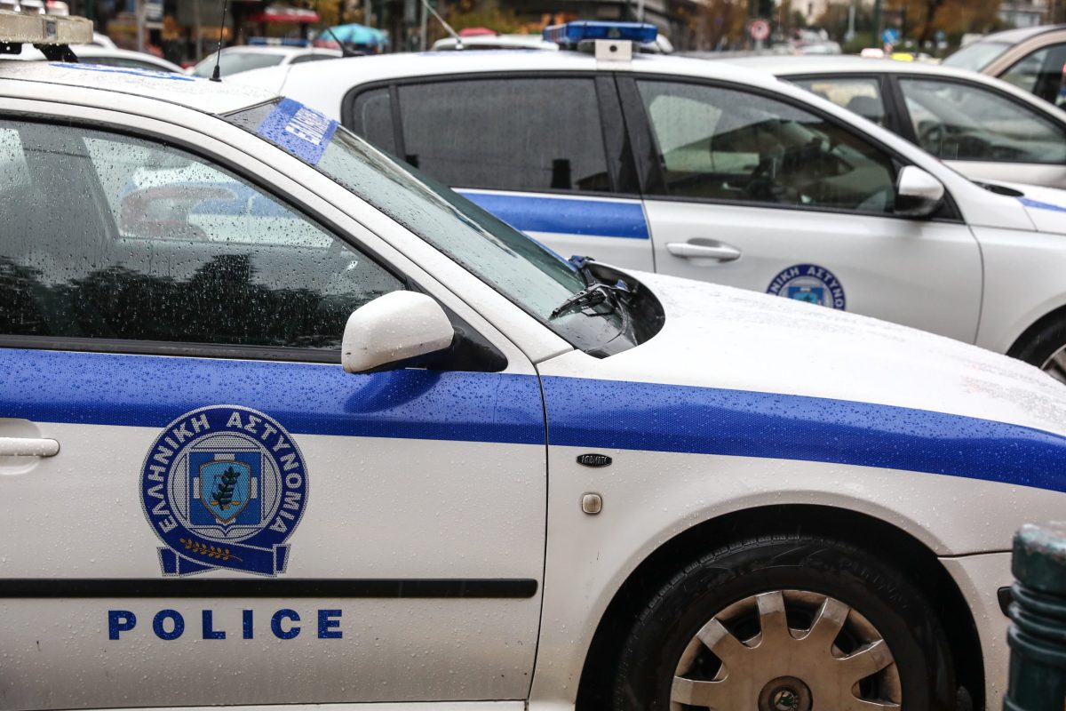 Άρπαξαν αλυσίδα από τον λαιμό πεζού στο Πέραμα και συνελήφθησαν μετά από καταδίωξη