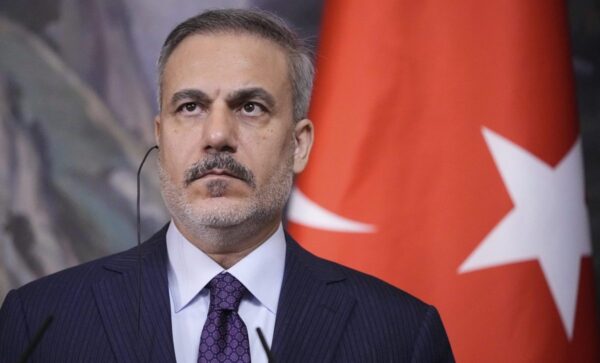 Τουρκία: Επαφές Φιντάν με ΗΠΑ και Ιράν για τον πόλεμο – Συνάντηση με Μπάρακ και τηλεφωνική επικοινωνία με Αραγτσί