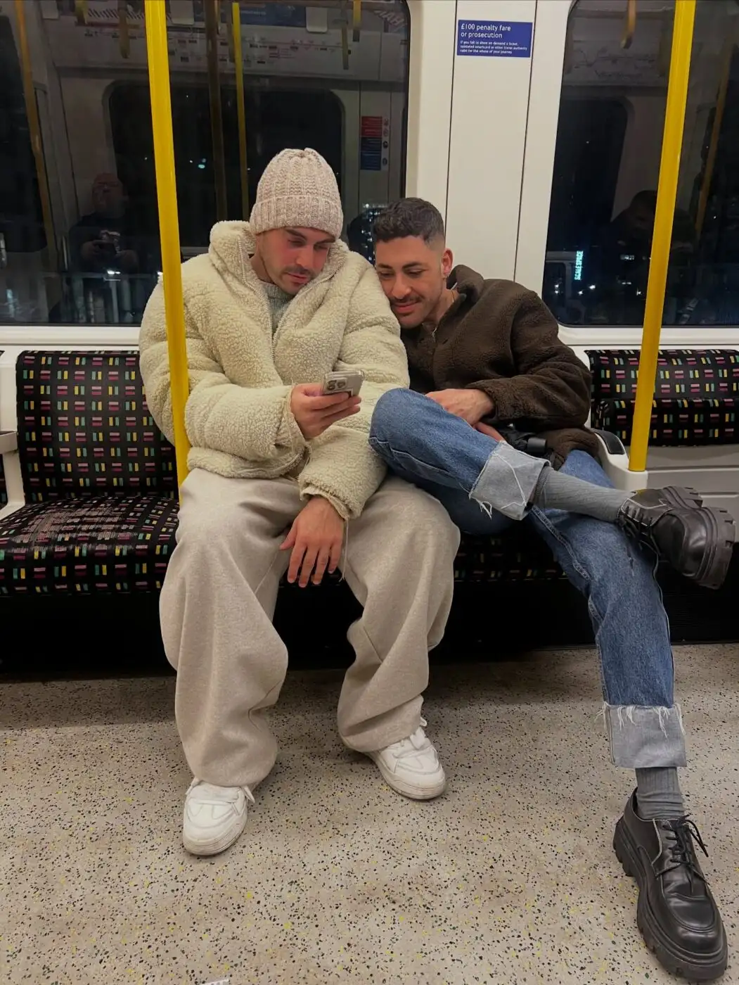 Ιάσονας Μανδηλάς: Η συγκινητική πρόταση γάμου στον σύντροφό του – Το ρομαντικό βίντεο στην Πράγα