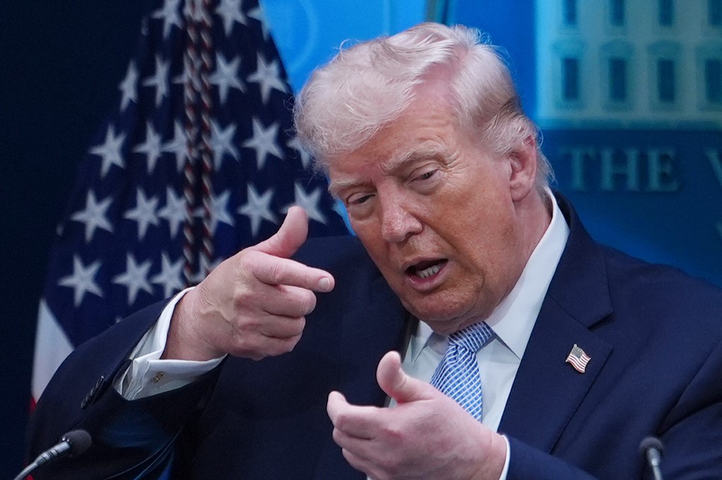 Τραμπ: «Το Ιράν μπορεί να πέσει σε μια νύχτα» – Απείλησε δημοσιογράφο αν δεν αποκαλύψει τις πηγές του