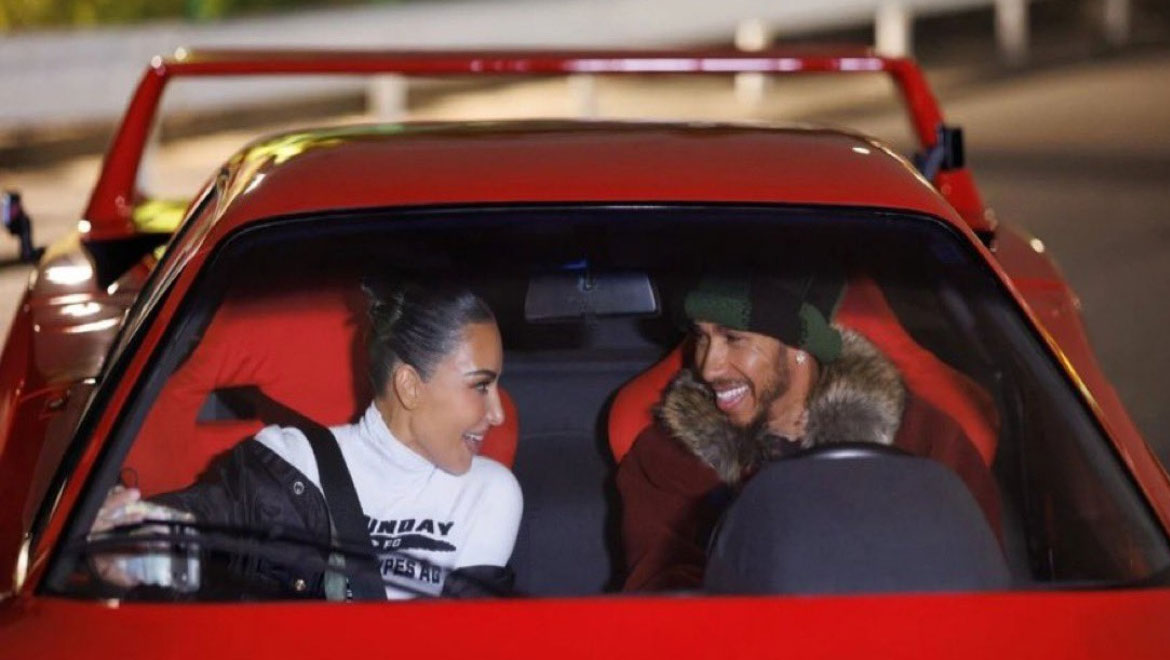 H Kim Kardashian στη θέση συνοδηγού του Lewis Hamilton: Drift και αδρεναλίνη στο Τόκιο