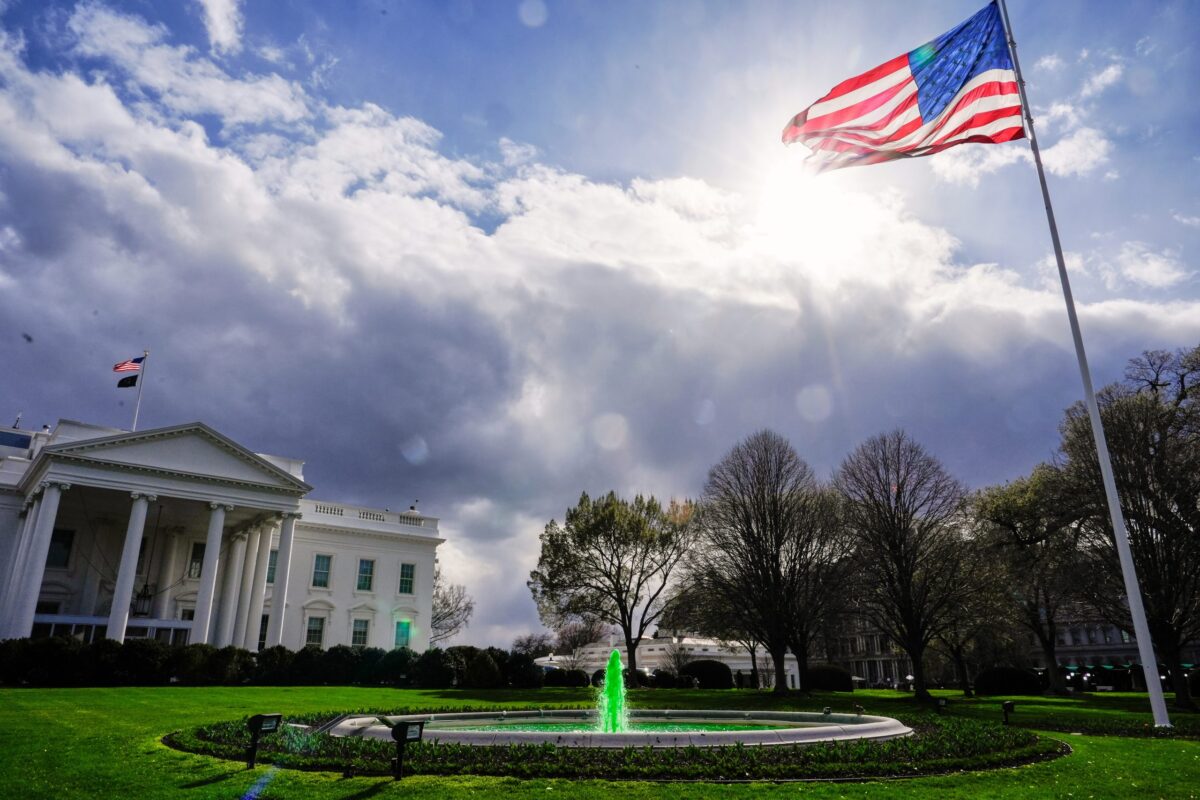 Ο Λευκός Οίκος διαψεύδει ότι εξετάζει το ενδεχόμενο χρήσης πυρηνικών όπλων κατά του Ιράν
