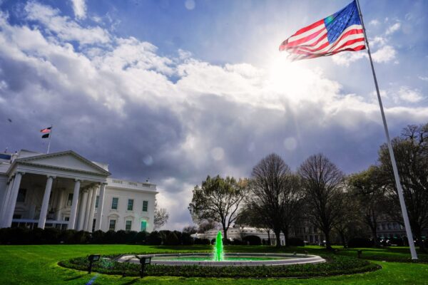 Ο Λευκός Οίκος διαψεύδει ότι εξετάζει το ενδεχόμενο χρήσης πυρηνικών όπλων κατά του Ιράν