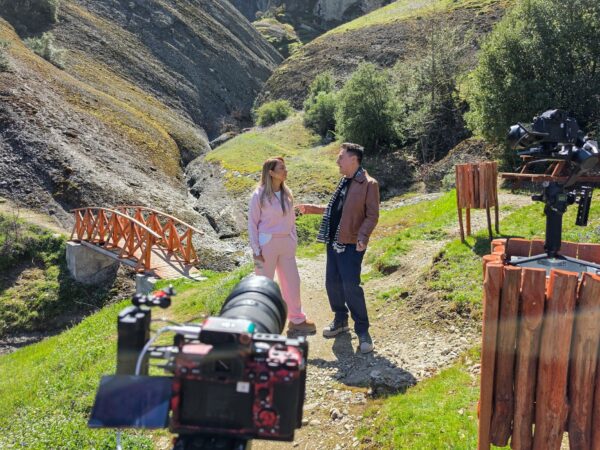 Πάσχα στα Μετέωρα: Ο Χρήστος Νέζος με καλεσμένη τη Μελίνα Ασλανίδου μάς ξεναγεί σε έναν μοναδικό τόπο