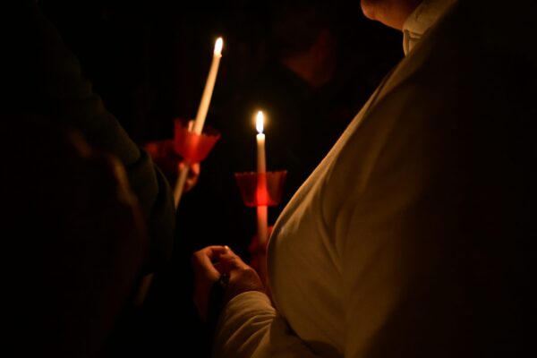 Τι ώρα αναμένεται το Άγιο Φως στην Αθήνα – Το σχέδιο της κυβέρνησης για τη μεταφορά του