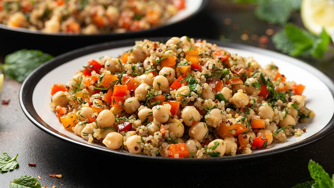 Σαλάτα κινόα με λαχανικά και ρεβίθια