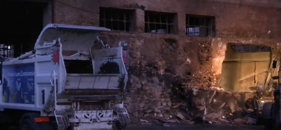Πυρκαγιά σε αμαξοστάσιο στον Πειραιά – Ζημιές σε τρία απορριμματοφόρα