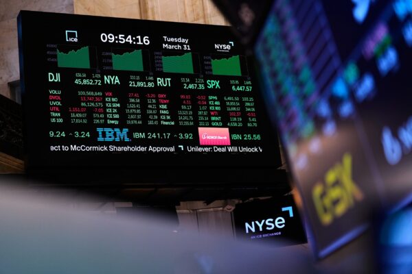 Ο Λευκός Οίκος προειδοποιεί το προσωπικό του να μην στοιχηματίζει για τον πόλεμο με το Ιράν