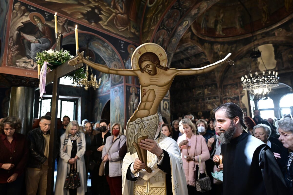 Μ. Παρασκευή: Ημέρα σιωπής και κατάνυξης – Ολοκληρώθηκαν οι τελετές Αποκαθήλωσης από άκρη σε άκρη της χώρας