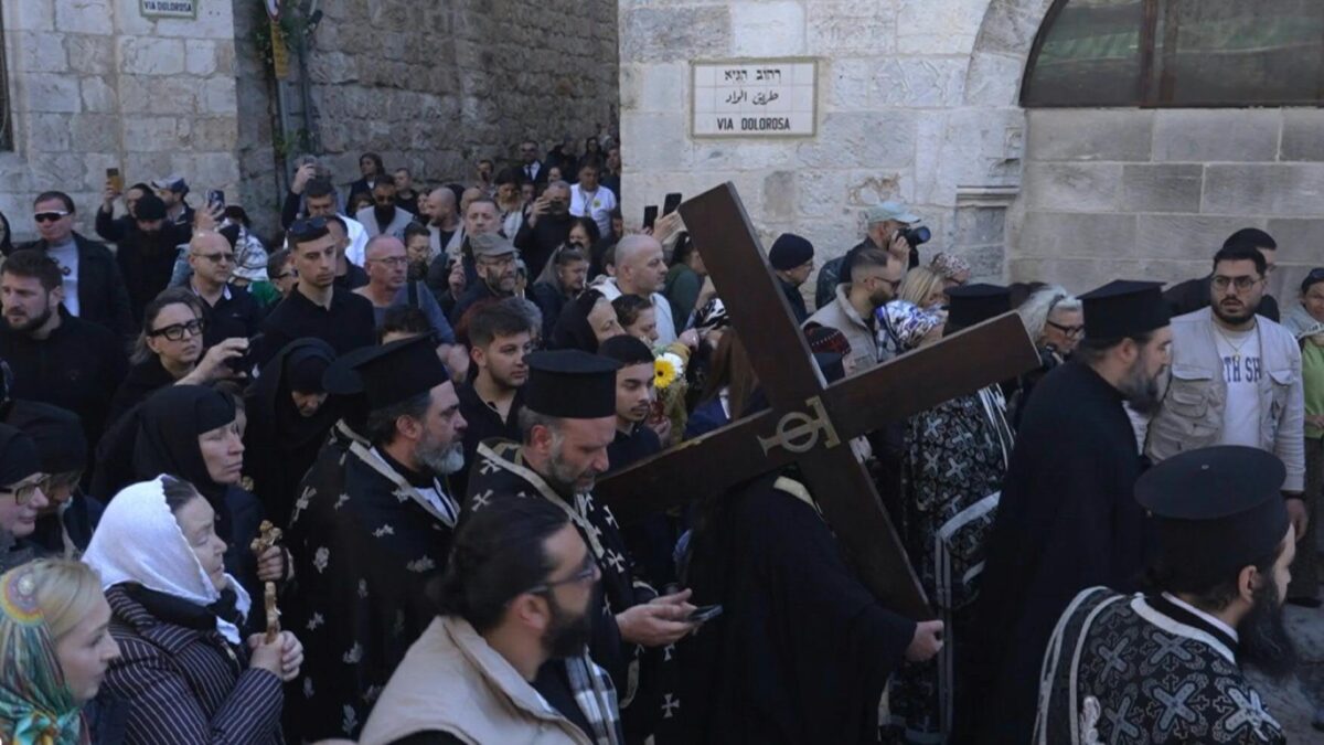 Πολυέλαιοι σείονται στην Πρώτη Ανάσταση – Το απόγευμα αναμένεται το Άγιο Φως