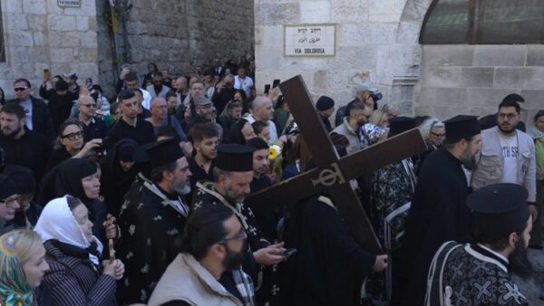 Πολυέλαιοι σείονται στην Πρώτη Ανάσταση – Το απόγευμα αναμένεται το Άγιο Φως