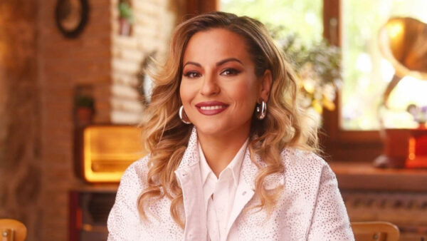 Ποια είναι η Tζένη Κατσίγιαννη που «γκρέμισε» το TikTok με το τραγούδι «Πες Μου Πώς σε Λένε» πριν ακόμη κυκλοφορήσει