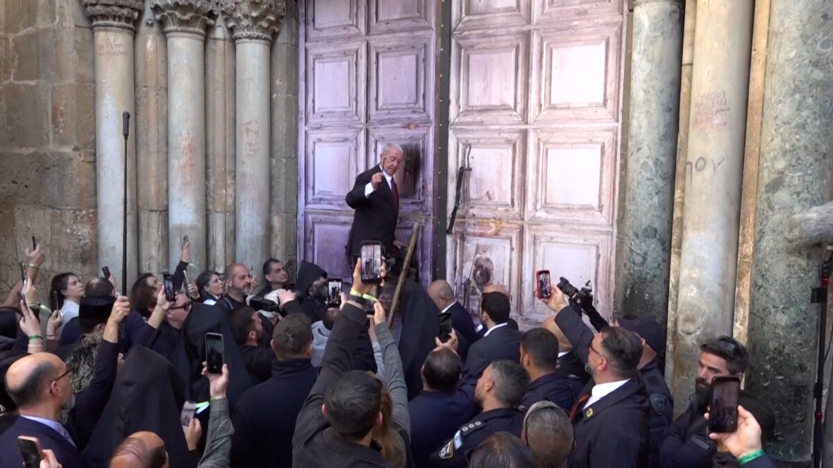 Ιερουσαλήμ: Το τελετουργικό άνοιγμα του Παναγίου Τάφου πριν την Αφή του Αγίου Φωτός