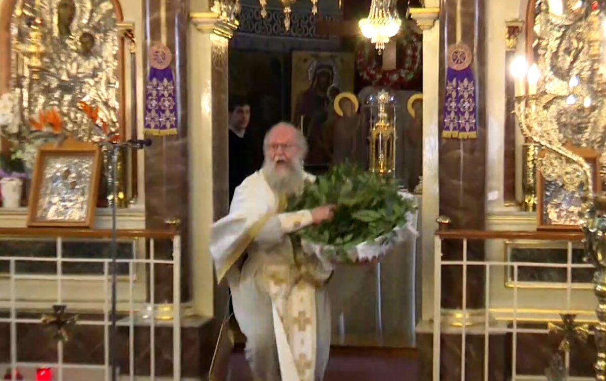 Η πρώτη Ανάσταση στην Ευαγγελίστρια της Χίου από τον “ιπτάμενο” ιερέα