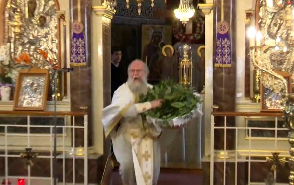 Η πρώτη Ανάσταση στην Ευαγγελίστρια της Χίου από τον “ιπτάμενο” ιερέα