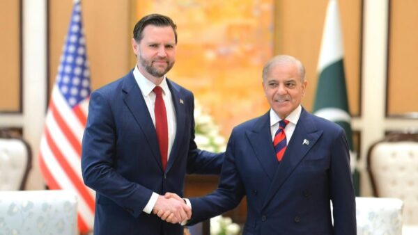 ΗΠΑ και Ιράν σε έμμεσες συνομιλίες στο Πακιστάν παρά τις διαφωνίες