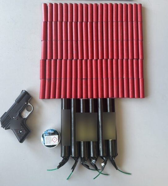 Σαλαμίνα: Κατασχέθηκαν πάνω από 2.000 κροτίδες και φωτοβολίδες