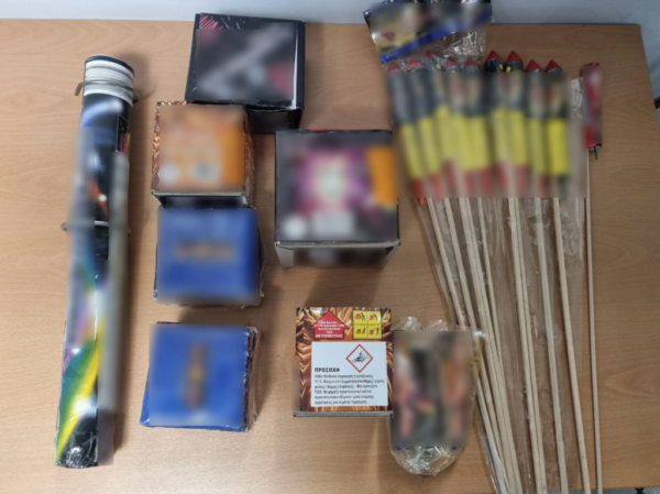 Σύλληψη 44χρονου στην Ελευσίνα, που είχε στην κατοχή του 639 κροτίδες – Παράλληλα ενεργοποιούσε βεγγαλικό