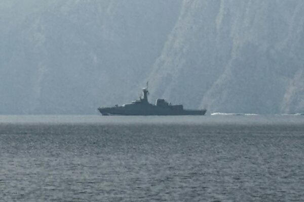 Φρουροί της Επανάστασης: Οποιαδήποτε προσπάθεια πολεμικών πλοίων να περάσει τα Στενά του Ορμούζ θα «αντιμετωπιστεί αυστηρά»