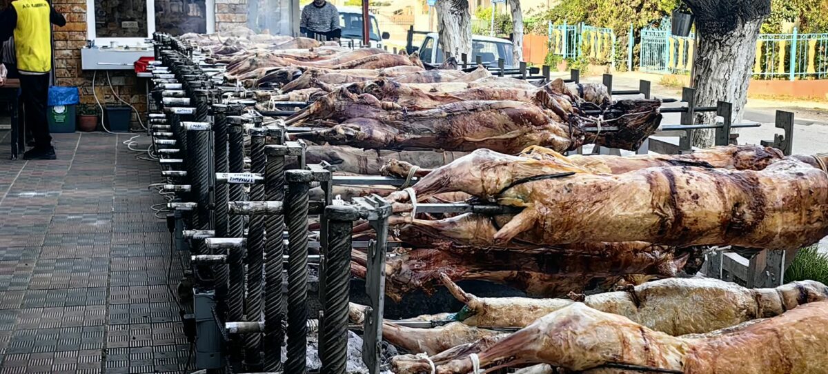 Πάσχα σε όλη την Ελλάδα: Σούβλες, έθιμα και γιορτινή ατμόσφαιρα από άκρη σε άκρη της χώρας