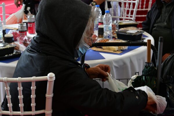 Πραγματοποιήθηκε το καθιερωμένο «Γεύμα Αγάπης» από το Δήμο Αθηναίων