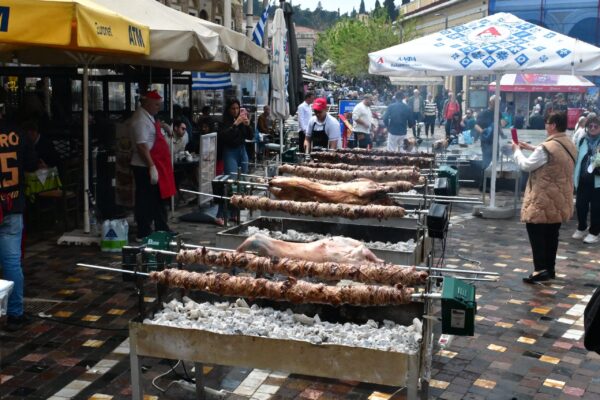 Το χαρμόσυνο μήνυμα της Ανάστασης του Κυρίου σε όλη την Ελλάδα – «Πασχαλινό σκηνικό» στο Μοναστηράκι