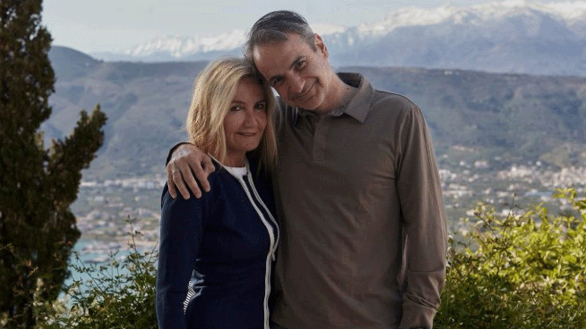 Κυριάκος Μητσοτάκης: Πασχαλινές ευχές με τη σύζυγό του από τα Χανιά