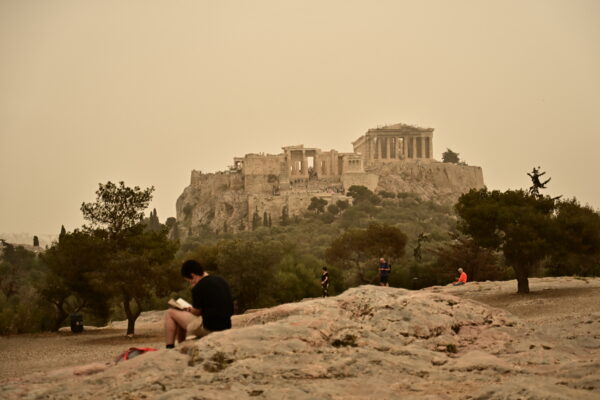 Καιρός: Αφρικανική σκόνη και λασποβροχές από την Τρίτη – Σε υψηλά επίπεδα η θερμοκρασία