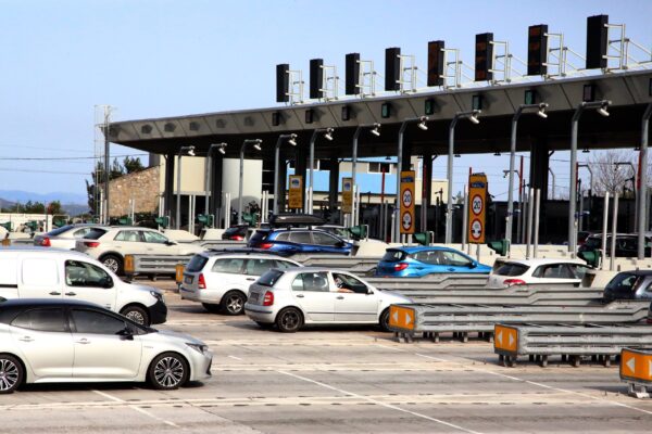 Στο δρόμο της επιστροφής: Κυκλοφοριακό «έμφραγμα» στην Κακιά Σκάλα – Αυξημένη κίνηση σε εθνικές οδούς, λιμάνια και διόδια