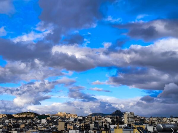 Καιρός: Συννεφιά και τοπικές βροχές την Τρίτη (14/04)