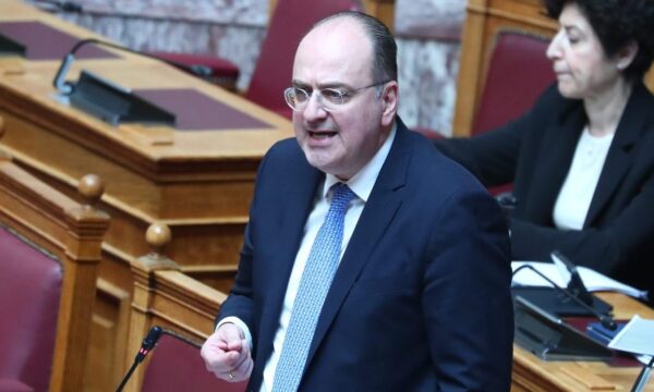 Καταιγισμός πυρών από ΠΑΣΟΚ και ΣΥΡΙΖΑ κατά της κυβέρνησης για Λαζαρίδη – «Τι γραμμάτια ξεπληρώνει ο Μητσοτάκης και τον καλύπτει;»