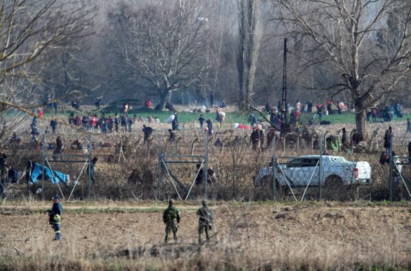 BBC: Η Ελλάδα στρατολογεί μασκοφόρους μετανάστες για επαναπροωθήσεις – Τι απαντά το υπουργείο Προστασίας του Πολίτη