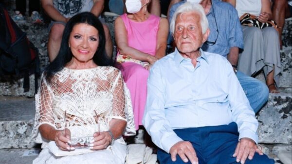 Ζωζώ Σαπουντζάκη: Δεν έχει ενημερωθεί για τον θάνατο του συντρόφου της – Τι αποκαλύπτει η συνεργάτιδά της