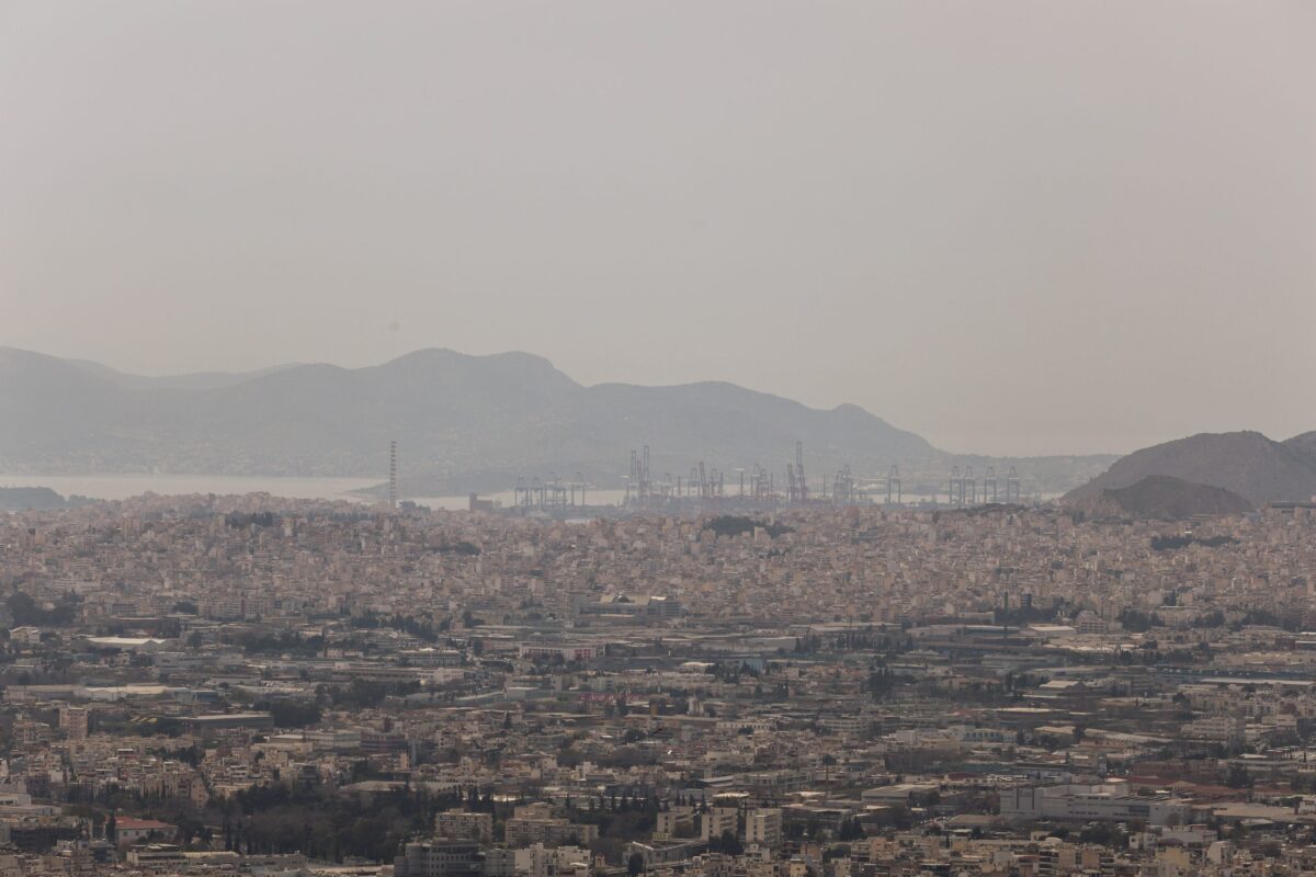 Καιρός: Επιμένει η αφρικανική σκόνη έως την Παρασκευή – Πότε καθαρίζει η ατμόσφαιρα