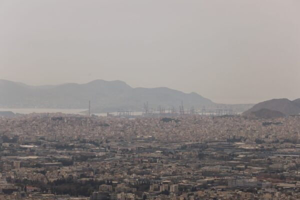 Καιρός: Επιμένει η αφρικανική σκόνη έως την Παρασκευή – Πότε καθαρίζει η ατμόσφαιρα