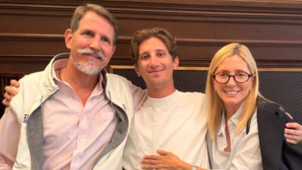 Δύσκολες ώρες για την οικογένεια ντε Γκρες – Ο γιος τους στο νοσοκομείο μετά από τραυματισμό