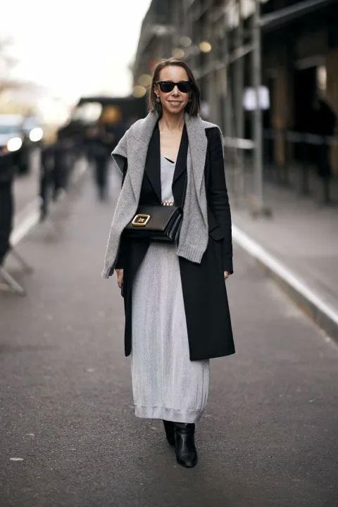 Πουλόβερ στους ώμους: Το μικρό μυστικό των it girls