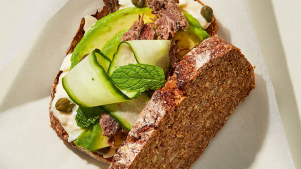 Αυγό, καβουρμάς και φρεσκάδα: το απόλυτο comfort sandwich