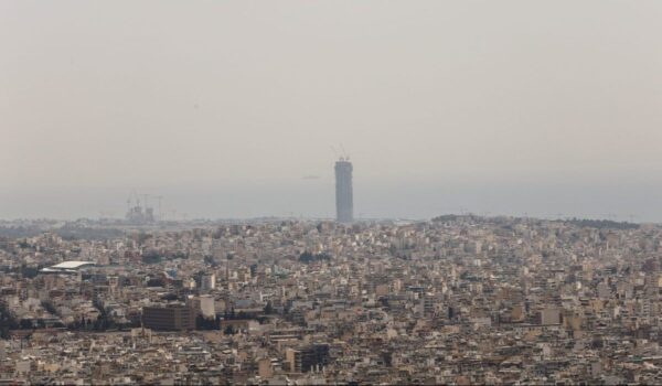 Κύμα αφρικανικής σκόνης επιβαρύνει την ατμόσφαιρα – Σε επιφυλακή οι ευπαθείς ομάδες, πότε υποχωρεί το φαινόμενο