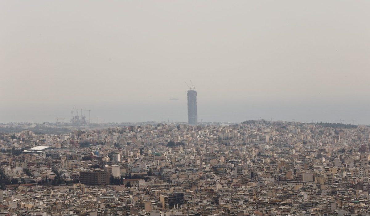 Κύμα αφρικανικής σκόνης επιβαρύνει την ατμόσφαιρα – Σε επιφυλακή οι ευπαθείς ομάδες, πότε υποχωρεί το φαινόμενο