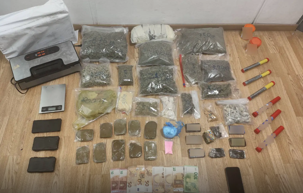 Αθήνα: Συνελήφθη 27χρονος που παρέλαβε ταχυδρομικό δέμα με σχεδόν 2 κιλά κάνναβης – Τι άλλο βρήκαν οι Αρχές στην έρευνα